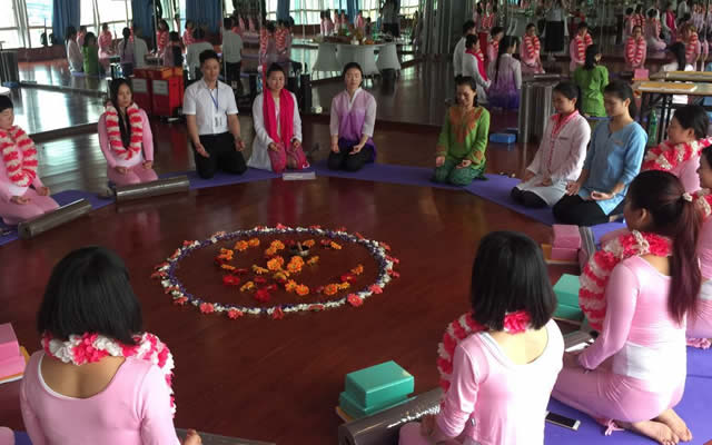 美人星计瑜伽教练班第304期开学典礼